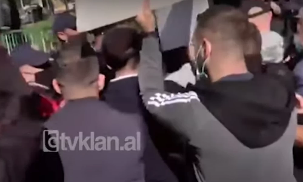 Τσάμηδες επιχείρησαν να πλησιάσουν την ελληνική διπλωματική αποστολή